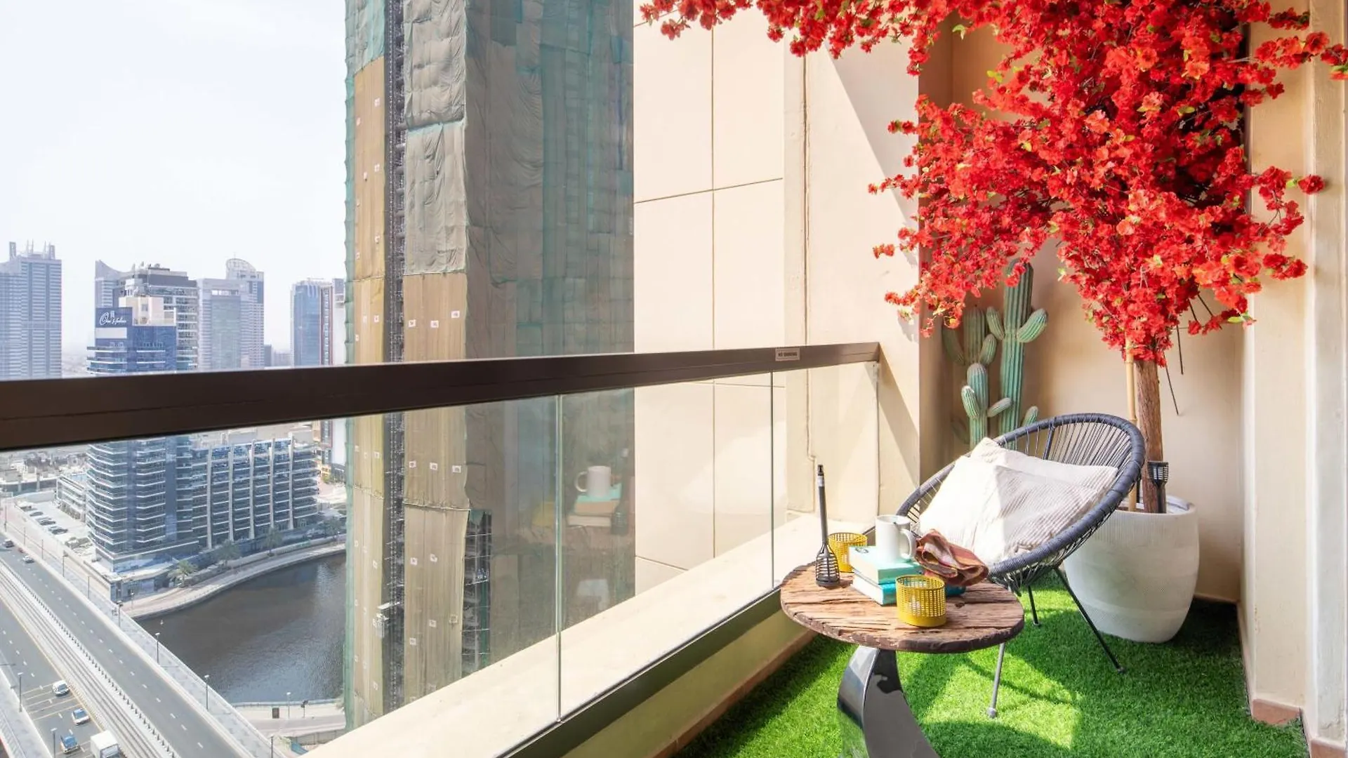 Frank Porter - Murjan 1 Dubai Apartment
